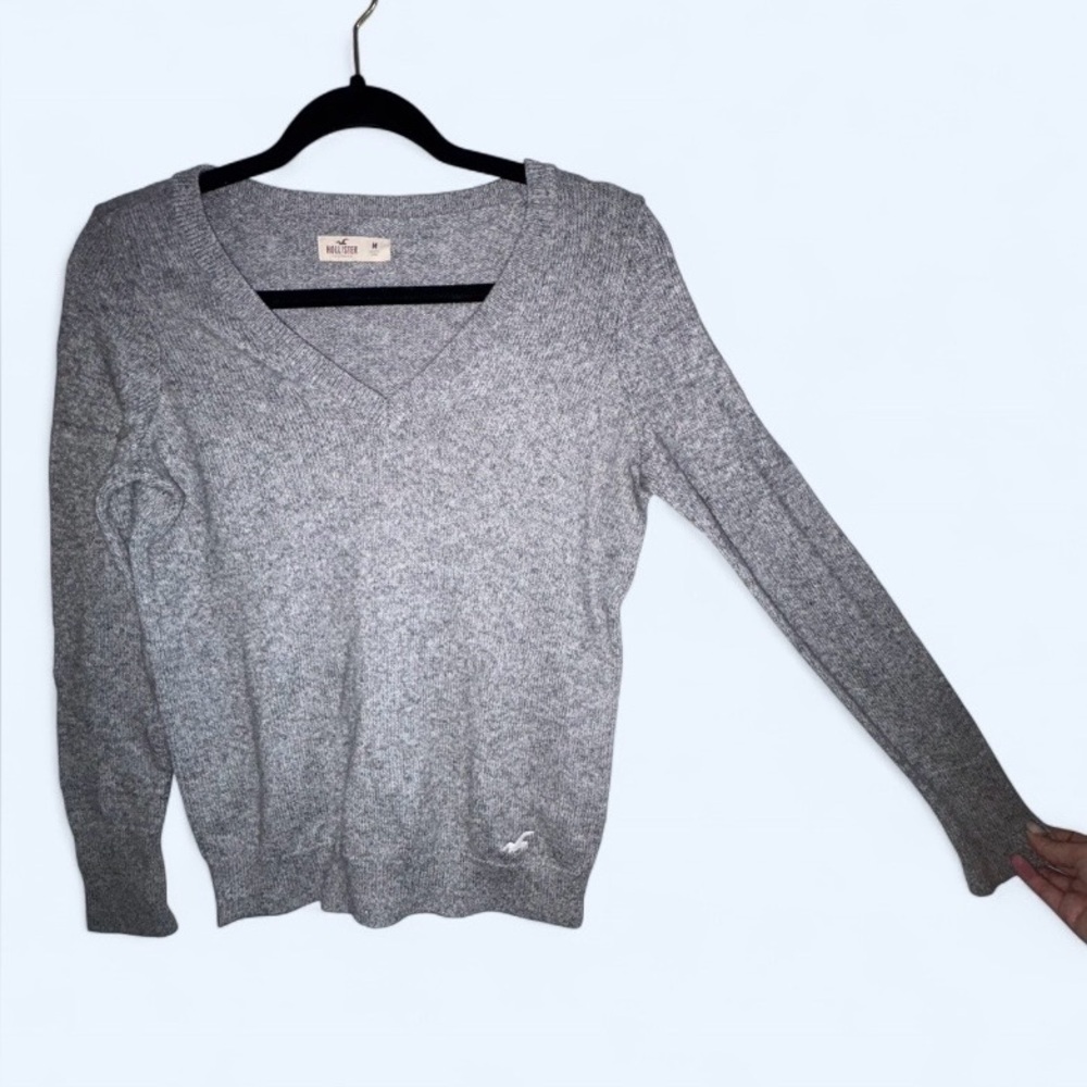 Hollister Gray V-Neck Lightweight Knit Sweater - Size M